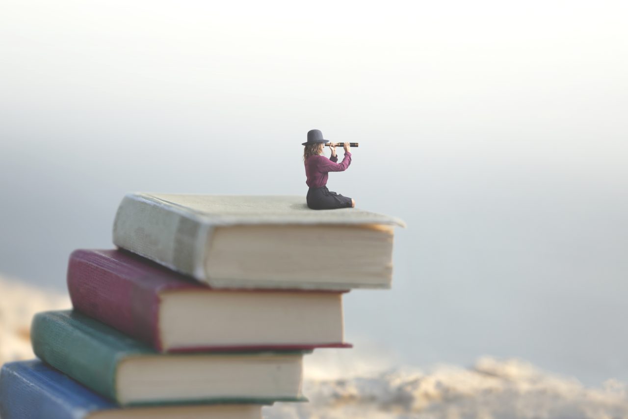 Femme assise sur livre