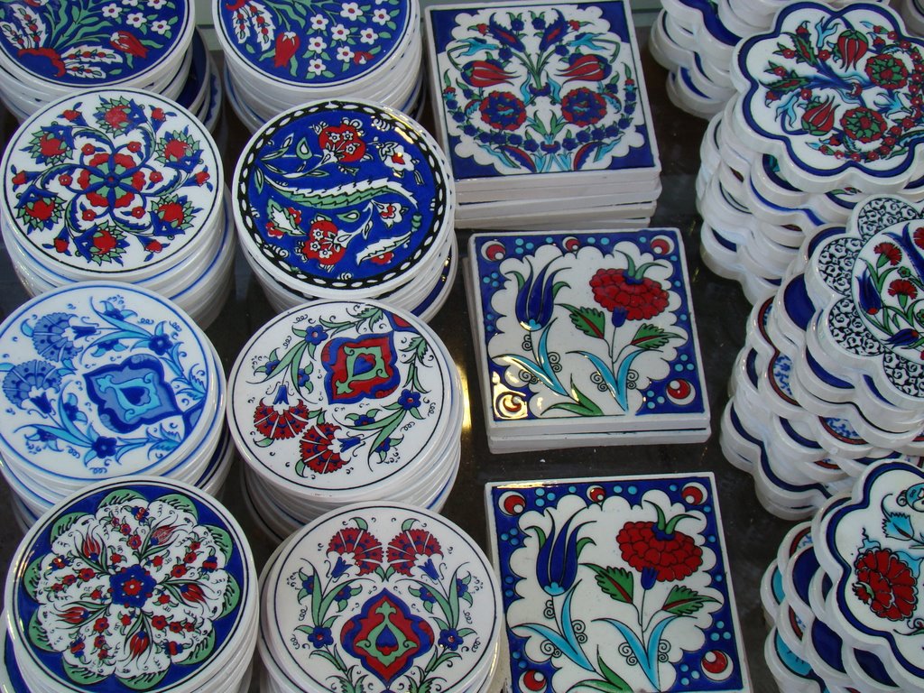 Céramique turque au motif de tulipe voyage benelux