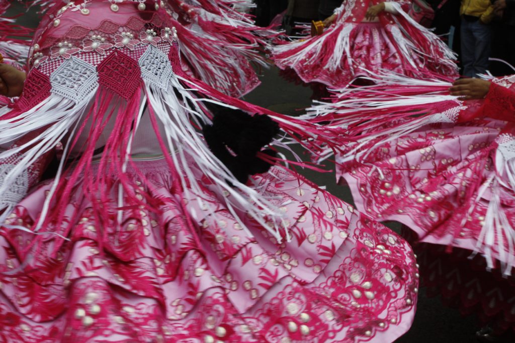 Danseuses aux robes colorés LIma Pérou