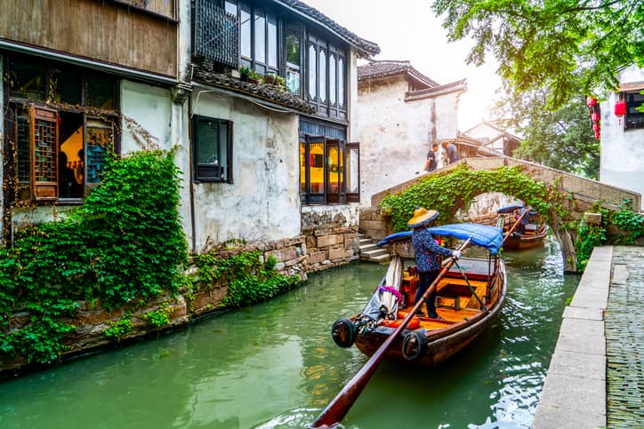 Jardins et maison bordant les canaux Suzhou en Chine