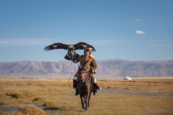 Jeune kazakh qui chasse avec son aigle