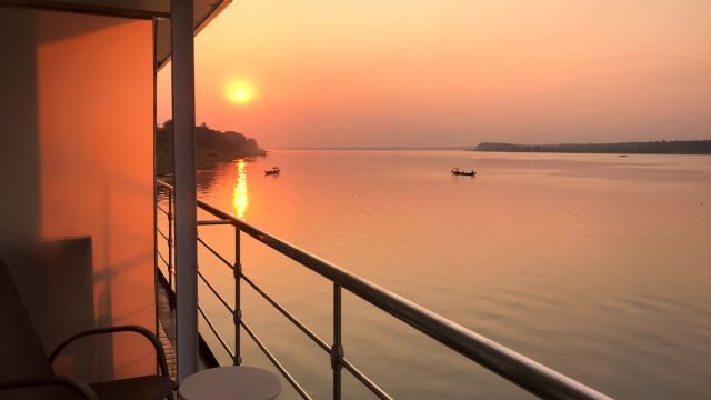 Coucher du soleil en croisiere sur le Mekong au Cambodge 