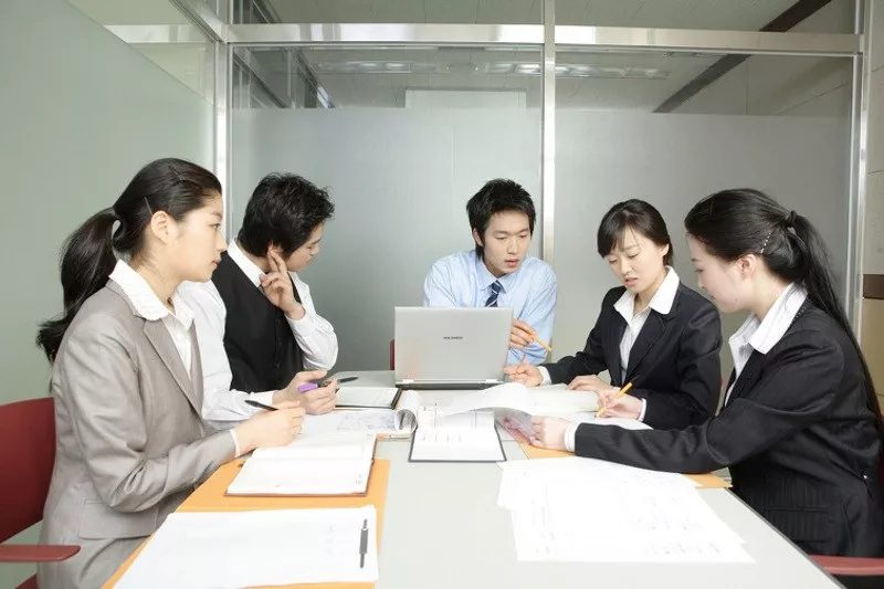 Employés travaillant dans un bureau en Corée du Sud