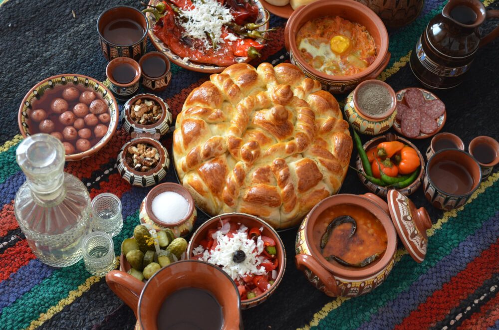table avec des spécialités culinaires balkans