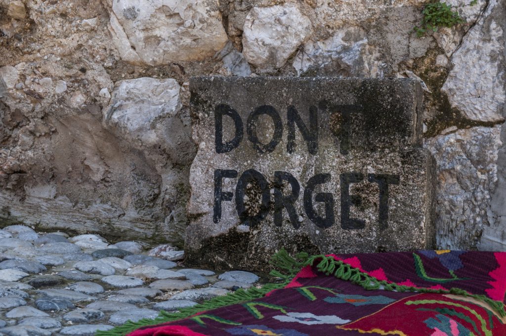 Memorial de la guerre de Yougoslavie près du pont a Mostar en Bosnie