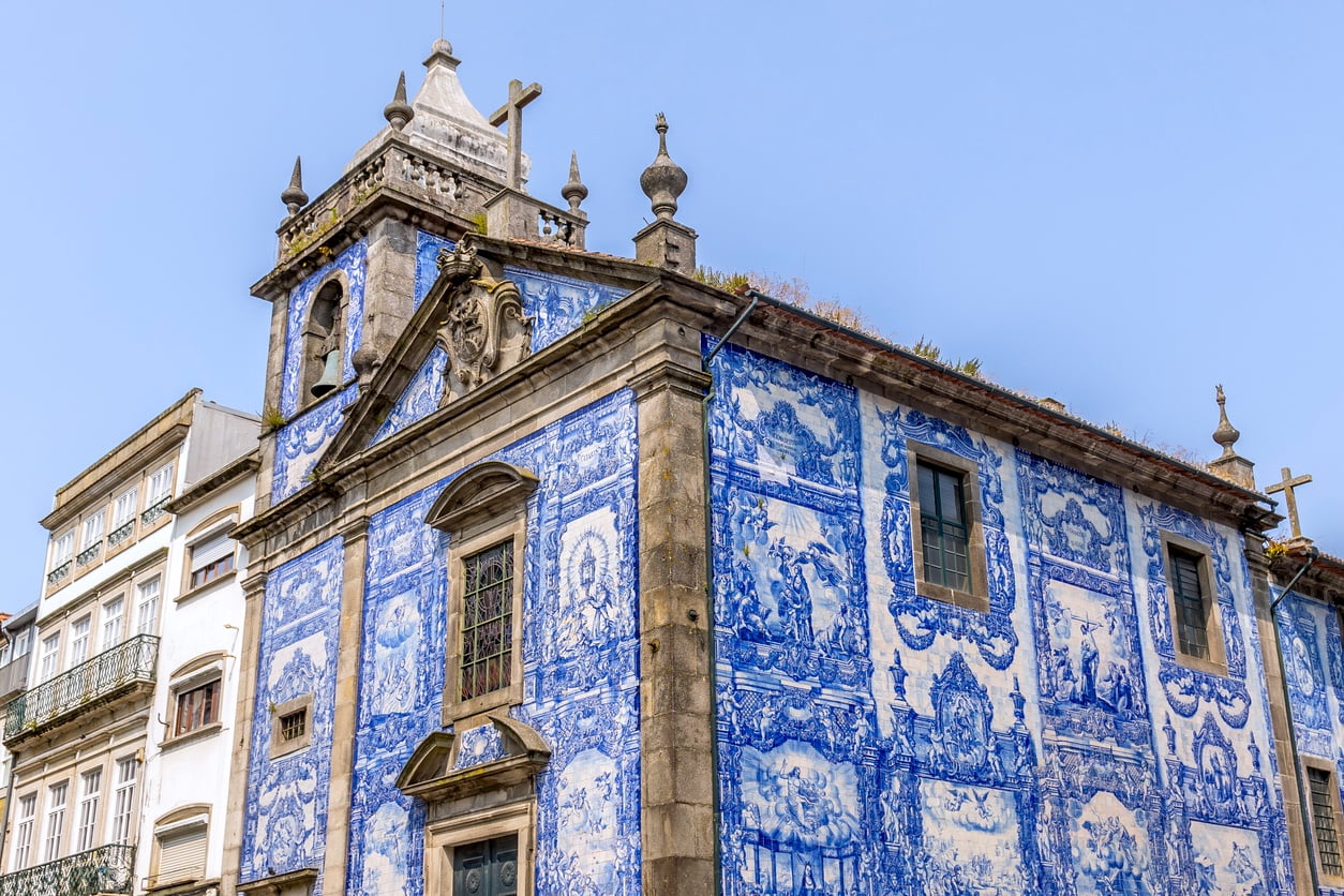 Capela das Almas - Chapelle des Âmes - couverte d'Azulejos, Porto, Portugal