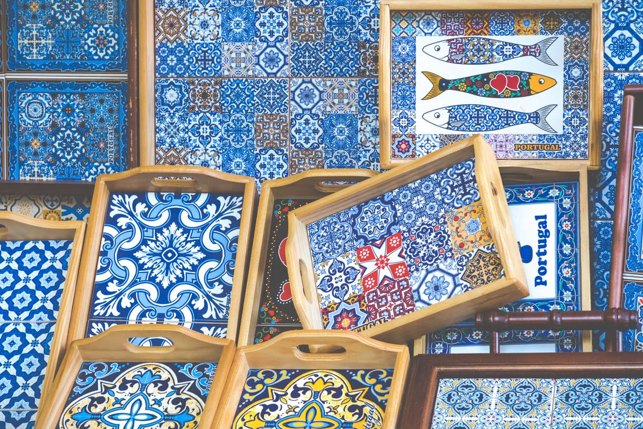 Accessoires et objets en céramique de faïence - azulejos, Portugal