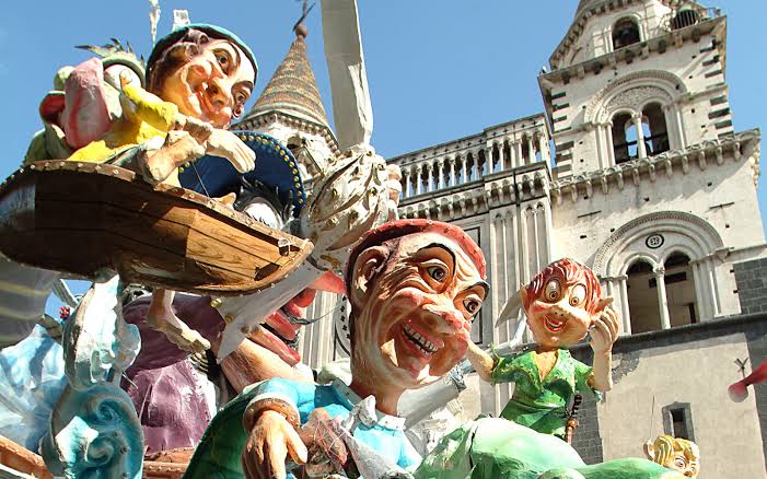 procession au carnaval Acireale Sicile