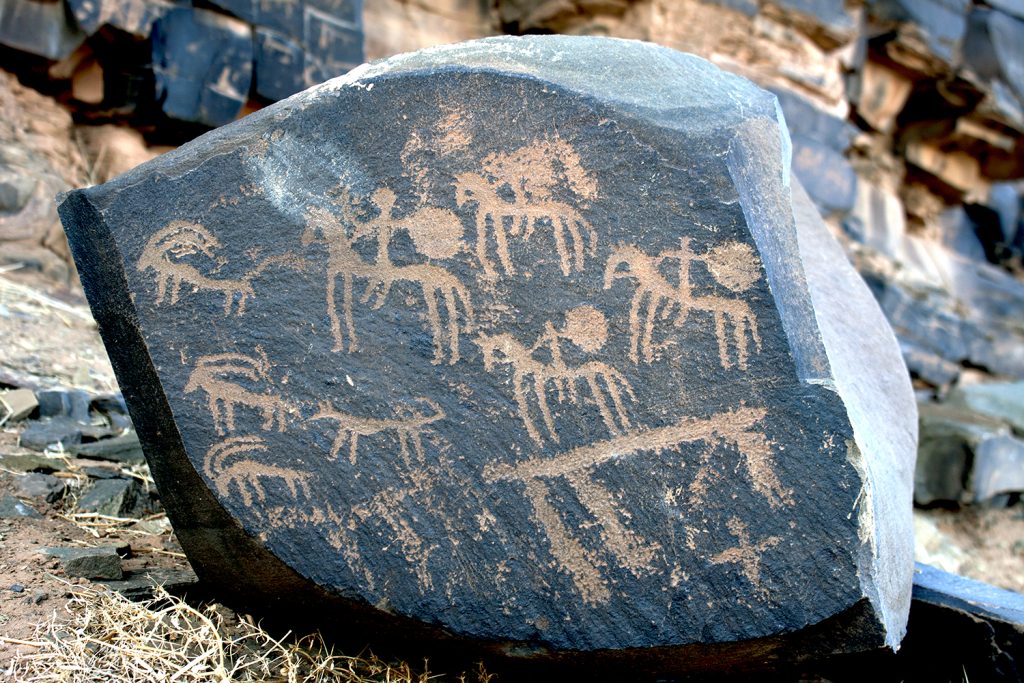 Les cavaliers art rupestre à Foum Chenna Maroc