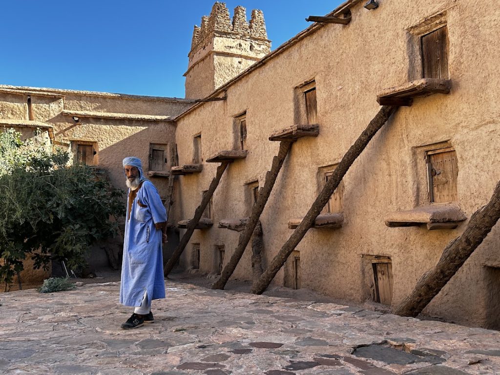 Gardien de l'agadir d'Aït Kine dans la région de Tata au Maroc