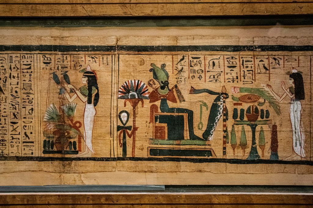 Peintures et hiéroglyphes colorés ornant un sarcophage de l'Égypte antique, représentant des divinités et des scènes funéraires. Égypte.