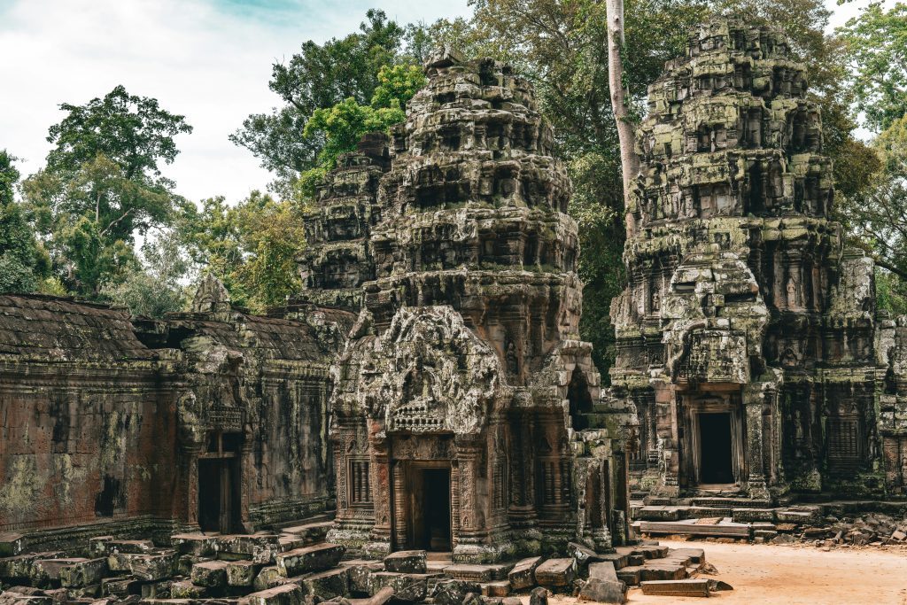 Vue du temple de Ta Prohm, célèbre site archéologique d'Angkor entouré par la jungle, avec ses tours de pierre et ses ruines emblématiques. Siem Reap, Cambodge.